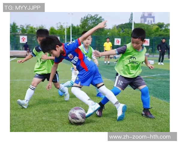 重彩足球画展现激情与梦想的交汇点，描绘绿茵场上的艺术之美与运动魅力